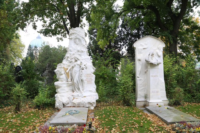 Grobova še dveh velikih skladateljev, Johanna Straussa mlajšega in njegove soproge Adele (levo) ter Johannesa Brahmsa (desno) FOTO: Milan Ilić