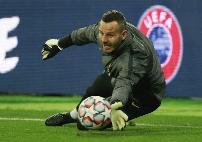 Samir Handanović se vrača iz Kijeva s točko. FOTO: Valentin Ogirenko/Reuters