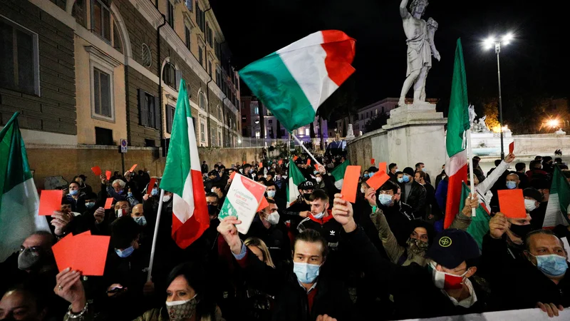 Fotografija: Protesti v središču Rima zaradi novih omejitev za zajezitev drugega vala koronavirusa. FOTO: Guglielmo Mangiapane/Reuters