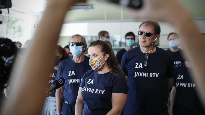 Fotografija: Protest za ohranitev javnega servisa RTV Slovenija pred sejo programskega sveta RTV Slovenija. FOTO: Uroš Hočevar/Delo