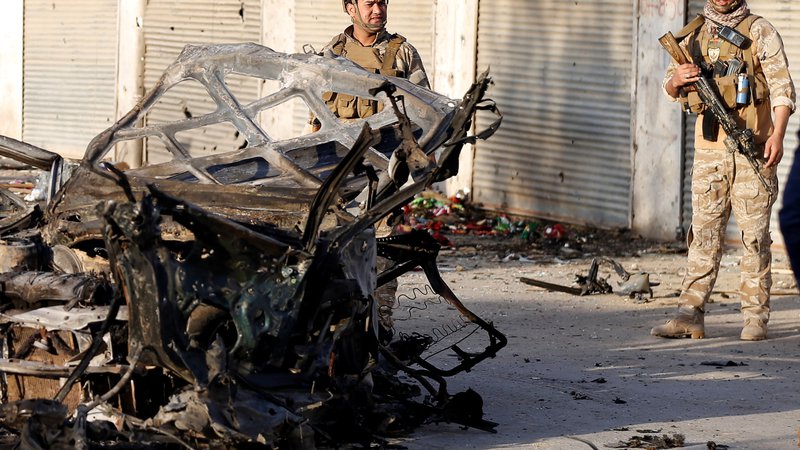 Fotografija: Afganistanske varnostne sile po bombnem napadu v Kabulu.
FOTO: Mohamed Ismail/Reuters
