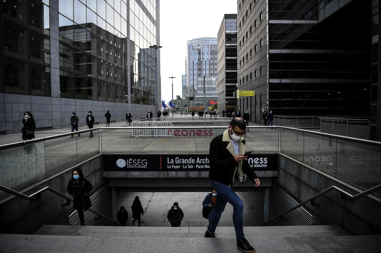 Fotografija: V Franciji bo od petka do začetka decembra spet veljala omejitev gibanja po vsej državi, gospodarskega življenja pa ne bodo povsem ustavili. FOTO: Christophe Archambault/AFP