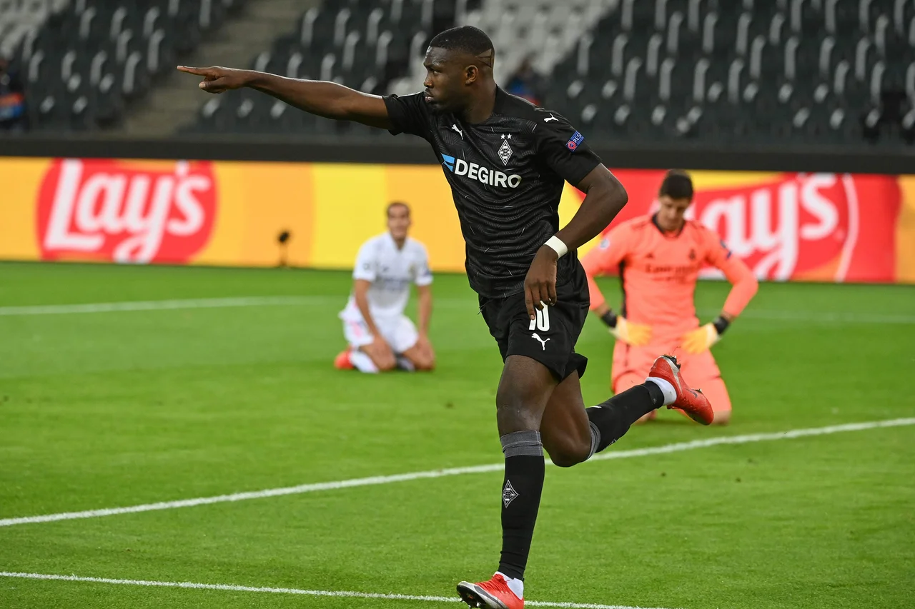 Fotografija: Marcus Thuram je dvakrat spravil Realovo obrambo na kolena. FOTO: Ina Fassbender/AFP