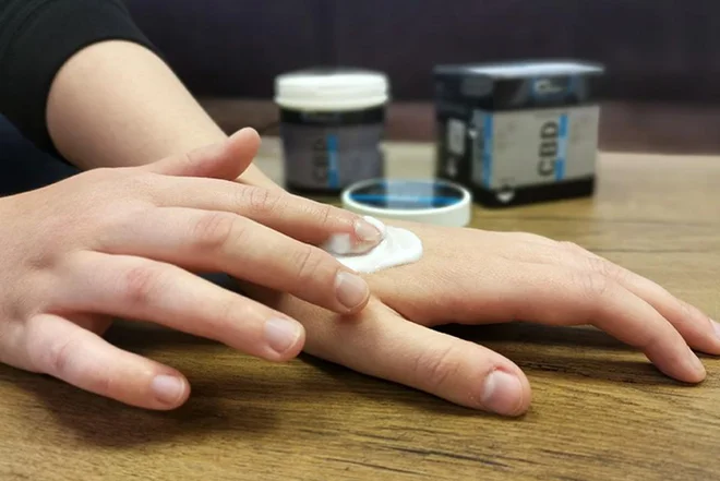 CBD-mazilo deluje protivnetno in protibolečinsko, kožo zaščiti in pomiri FOTO: Konopljin cvet