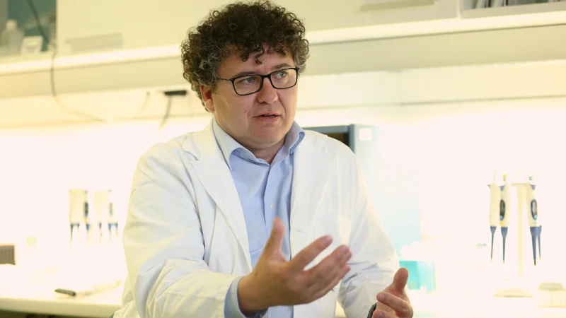 Fotografija: Dr. Miroslav Petrovec, predstojnik inštituta za mikrobiologijo in imunologijo Kliničnega centra Ljubljana. FOTO: Uroš Hočevar/Delo