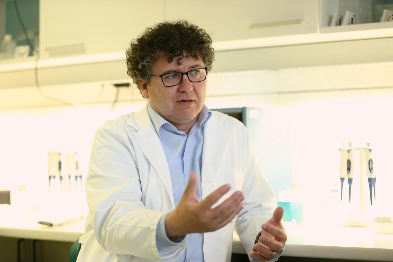 Fotografija: Dr. Miroslav Petrovec, predstojnik inštituta za mikrobiologijo in imunologijo Kliničnega centra Ljubljana. FOTO: Uroš Hočevar/Delo