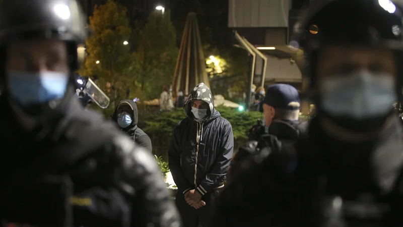 Fotografija: Protestniško gibanje, ki je zaradi epidemiološke situacije do nadaljnjega prekinilo petkova kolesarjenja, se je začelo izražati na drugačne načine. FOTO: Jože Suhadolnik/Delo