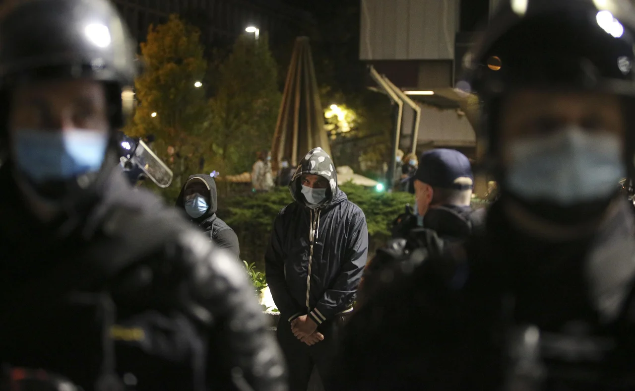 Fotografija: Protestniško gibanje, ki je zaradi epidemiološke situacije do nadaljnjega prekinilo petkova kolesarjenja, se je začelo izražati na drugačne načine. FOTO: Jože Suhadolnik/Delo