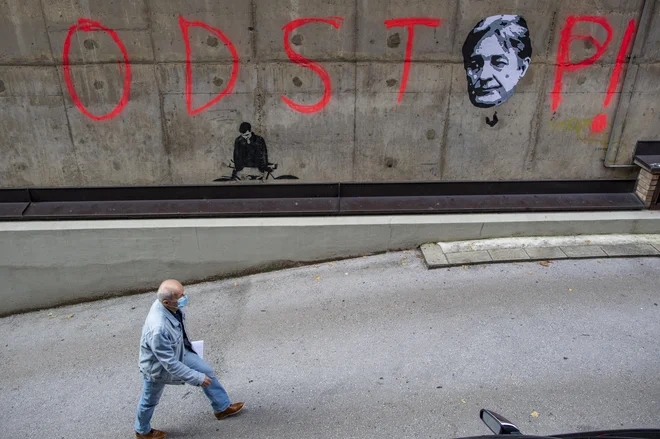 Grafit, namenjen kulturnemu ministru Vasku Simonitiju. FOTO: Voranc Vogel/Delo