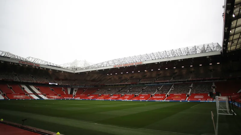 Fotografija: Pogled na štadion Old Trafford pred tekmo Manchester Uniteda in Chelseaja. FOTO: Phil Noble/Reuters