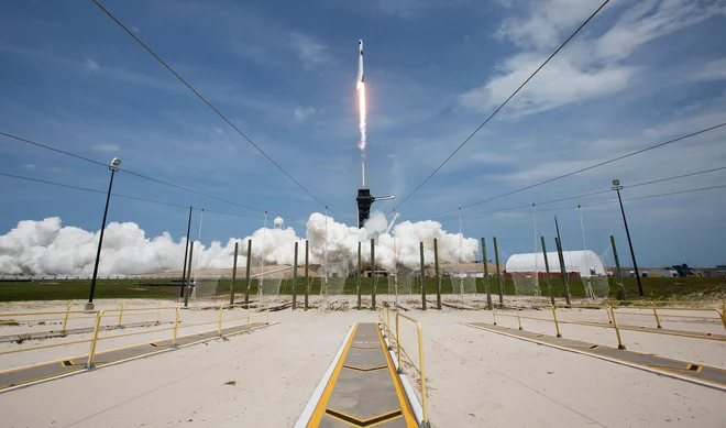 Američani so letos končno dočakali izstrelitev astroanvtov z lastnih tal. Dragon za človeško podasko bo naslednjič poletel 14. novembra. FOTO: Bill Ingalls/Nasa/Afp