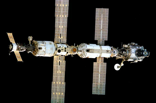 Postaja leta 2000, ko je imela le nekaj modulov. FOTO: Nasa