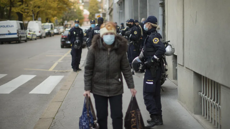 Fotografija: Od sobote so policisti izvirno pristojni za nadzor nad izvajanjem nekaterih določb vladnih odlokov za omejevanje širjenja okužb z novim koronavirusom. FOTO: Jure Eržen/Delo