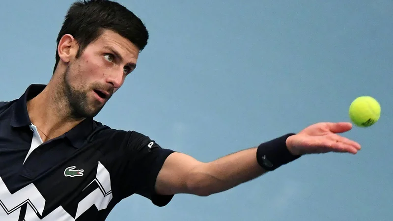 Fotografija: Novak Đoković je bil uspešen v drugem krogu teniškega turnirja na Dunaju. S 7:6 in 6:3 je premagal Hrvata Borno Ćorića. FOTO: Helmut Fohringer/AFP