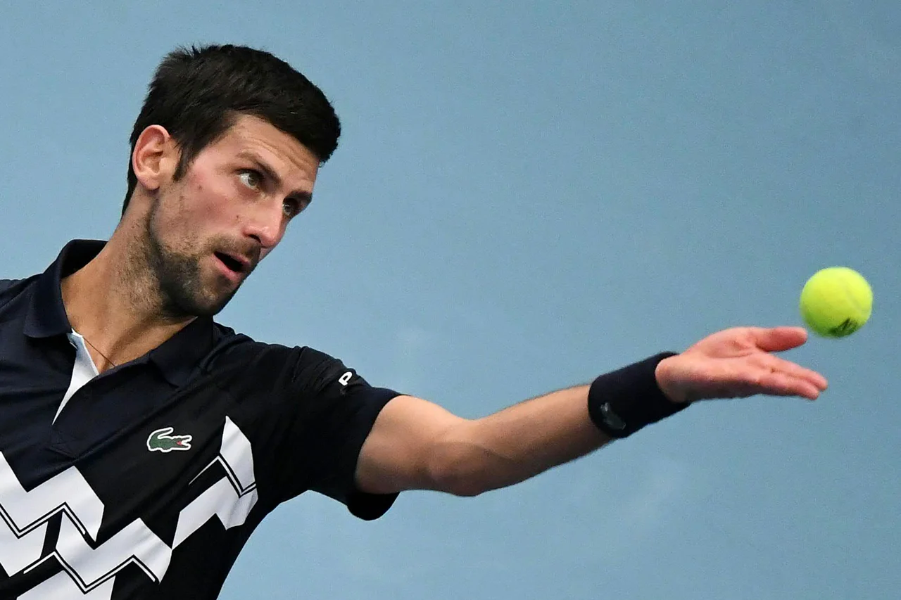 Fotografija: Novak Đoković je bil uspešen v drugem krogu teniškega turnirja na Dunaju. S 7:6 in 6:3 je premagal Hrvata Borno Ćorića. FOTO: Helmut Fohringer/AFP