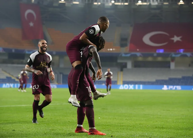 Moise Kean je zabil dva gola v majici PSG, Kylian Mbappe mu je dvakrat podal. FOTO: Tolga Bozoglu/Reuters