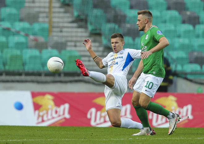 Timi Max Elšnik (v dvoboju s celjskim napadalcem Romanom Bezjakom) je med redkimi močnimi aduti sedanje blede Olimpije. FOTO: Jože Suhadolnik/Delo