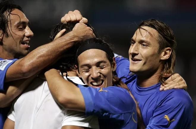 Camoranesi (na sredini fotografije) s soigralci proslavlja zadetek proti Sloveniji v kvalifikacijah za svetovno prvenstvo 2006. FOTO: Tony Gentile/Reuters