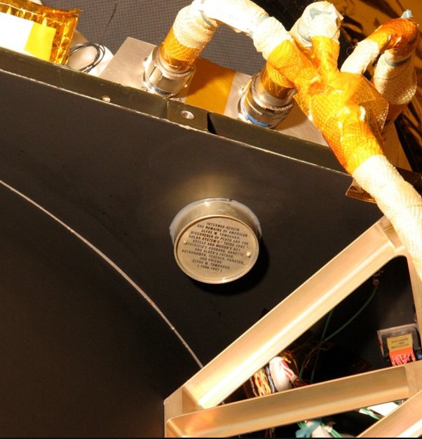 Posodica s pepelom odkritelja Plutona Clyda Tombaugha, pritrjena na sondo New Horizons. FOTO: Nasa/Johns Hopkins University Applied Physics Laboratory/Southwest Research Institute