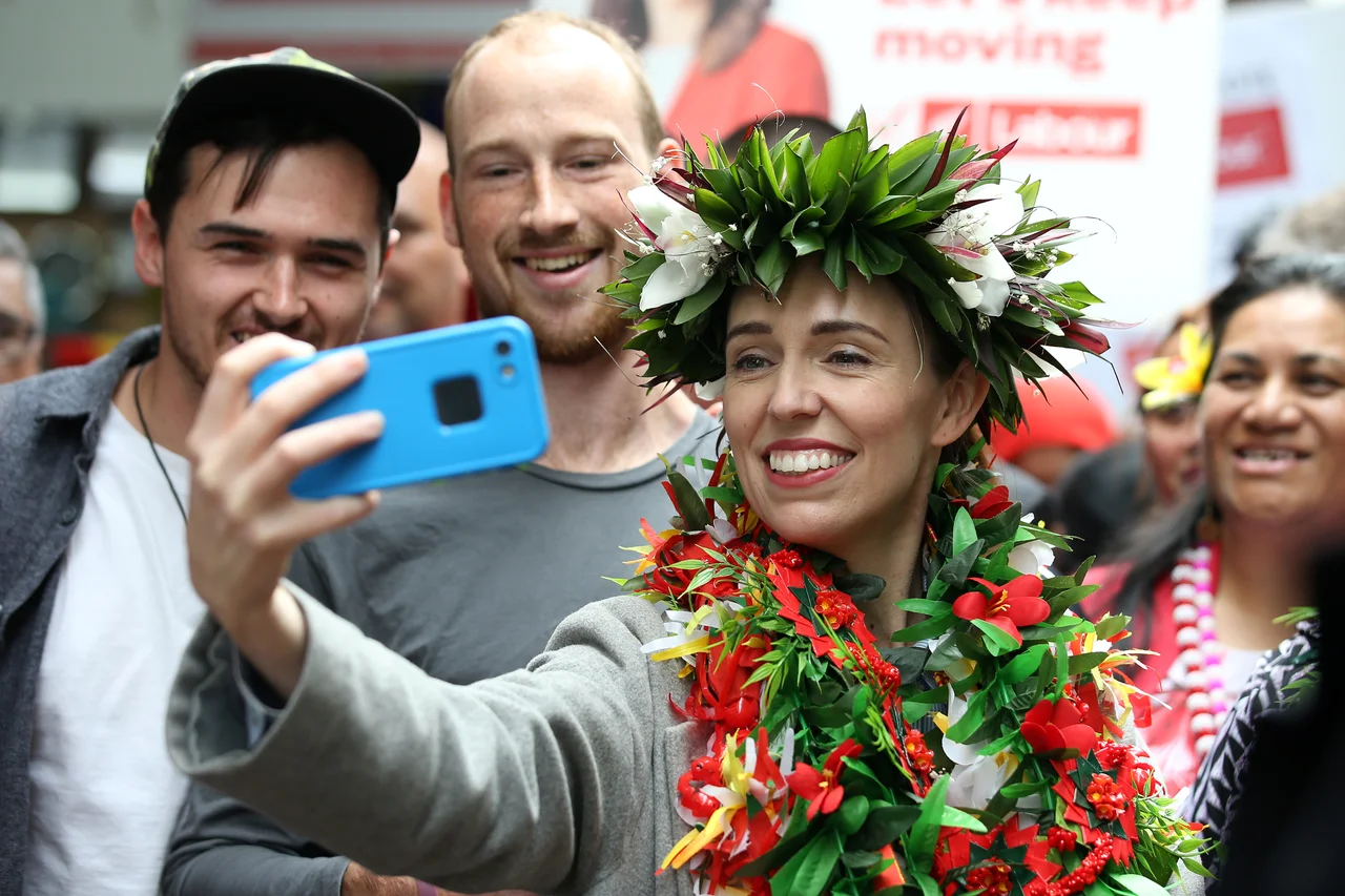 Fotografija: Novozelandska premierka Jacinda Ardern ima empatijo, jasna in koherentna stališča, ljudem ne pridiga, ne moralizira in ne straši. FOTO: Fiona Goodall/Reuters