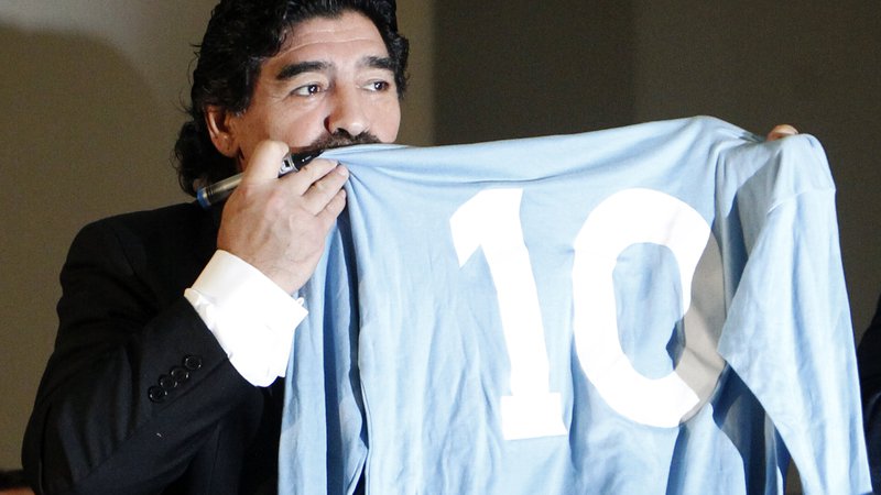 Fotografija: Diego Maradona in njegov dres iz Napolija. FOTO: Ciro Luca/Reuters