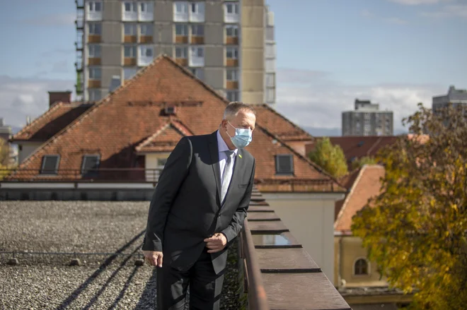 &raquo;Ne želim komentirati izjav drugih politikov,&laquo; Zdravko Počivalšek odgovori na vprašanje, ali se strinja z mnenjem predsednika vlade, da nosijo mainstream mediji del krivde za tako intenziven drugi val epidemije. FOTO: Voranc Vogel/Delo