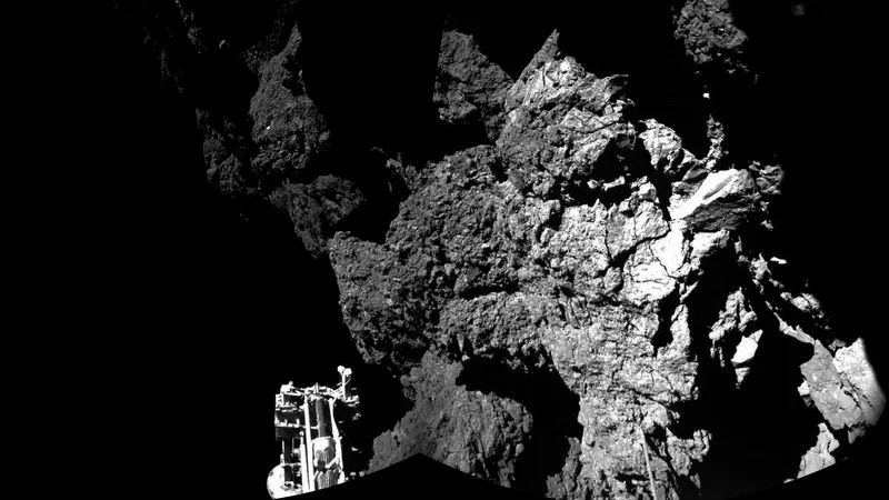 Fotografija: Ob poskakovanju je pristajalnik razkril prvobitni led in to, da je površje zelo mehko. FOTO: ESA/Rosetta/Philae/CIVA/AFP