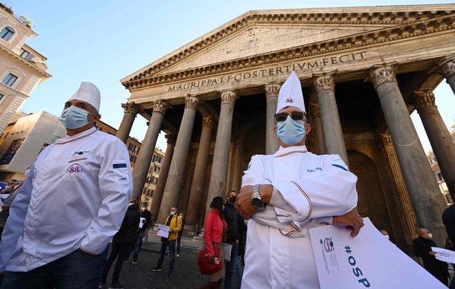 Na desetine italijanskih kuharjev in lastnikov restavracij na mirnem protestu pred Panteonom v Rimu, potem ko je vlada odredila zaprtje restavracij in barov ob 18. uri. FOTO: Vincenzo Pinto/Afp