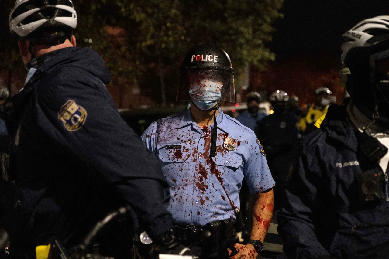 Fotografija: V Philadelphiji policist patruljira na protestu po smrti temnopoltega mladeniča Walterja Wallacea mlajšega, ki ga je tamkajšnja policija ustrelila. FOTO: Yuki Iwamura/Reuters