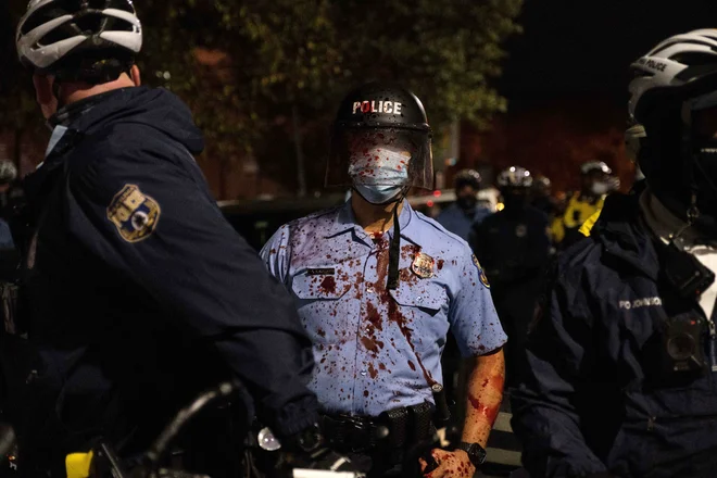 V Philadelphiji policist patruljira na protestu po smrti temnopoltega mladeniča Walterja Wallacea mlajšega, ki ga je tamkajšnja policija ustrelila. FOTO: Yuki Iwamura/Reuters