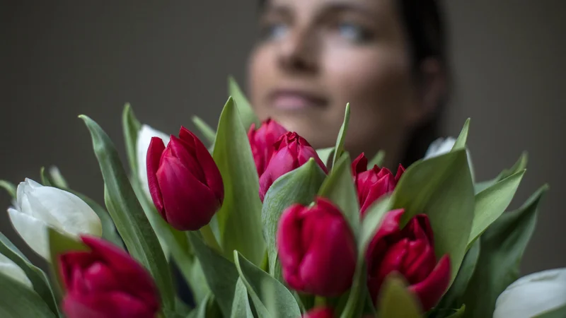 Fotografija: Morda pa nam ostane skupna vsaj ljubezen do rož ... FOTO: Voranc Vogel/Delo