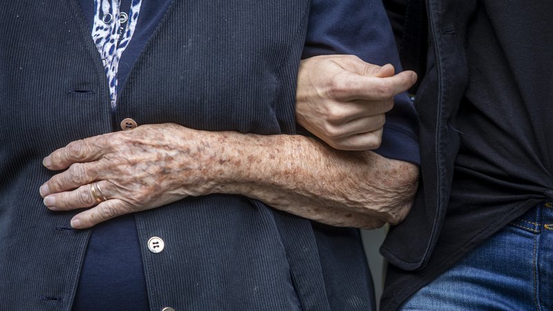 Fotografija: Kdo bo skrbel za osamljene in bolne starostnike, če se oskrbovalke okužijo? Foto: Voranc Vogel/Delo