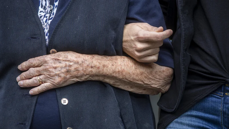 Fotografija: Kdo bo skrbel za osamljene in bolne starostnike, če se oskrbovalke okužijo? Foto: Voranc Vogel/Delo