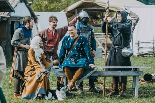 Klub &quot;King&#39;s Men&quot; v Primorskem kraju v bližini Ussurijska gradi srednjeveško kmetijo. FOTO: Arhiv Program Daljnovzhodni Hektar