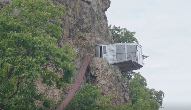 Alpinist Vladimir Pinegin je ob akumulacijskem jezeru hidroelektrarne Nižnjeburejsk v Amurski regiji postavil turistično naselje s posebno hiško, Lastovičjim gnezdom. FOTO: Arhiv Program Daljnovzhodni Hektar
