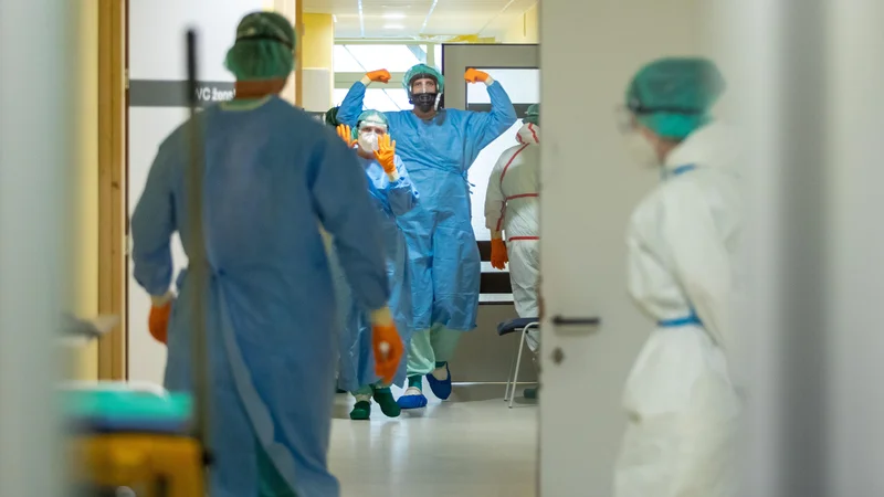 Fotografija: Silovit razmah epidemije, ki je takoj na začetku jeseni zajela Slovenijo, je epidemiološki neuspeh. FOTO: Voranc Vogel/Delo