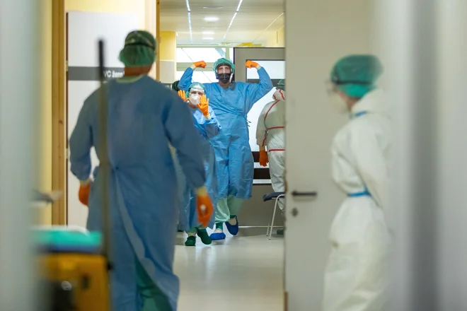 Silovit razmah epidemije, ki je takoj na začetku jeseni zajela Slovenijo, je epidemiološki neuspeh. FOTO:&nbsp;Voranc Vogel/Delo
