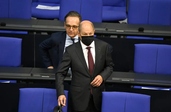 Nemški minister za finance Olaf Scholz je predstavil dodatne finančne pomoči za zaprte panoge. FOTO: Tobias Schwarz/AFP