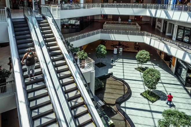 Gigantsko nakupovalno središče Mall of America v Bloomingtonu b Minnesoti p junijskem delnem odprtju trgovin. Foto Kerem Yucel Afp