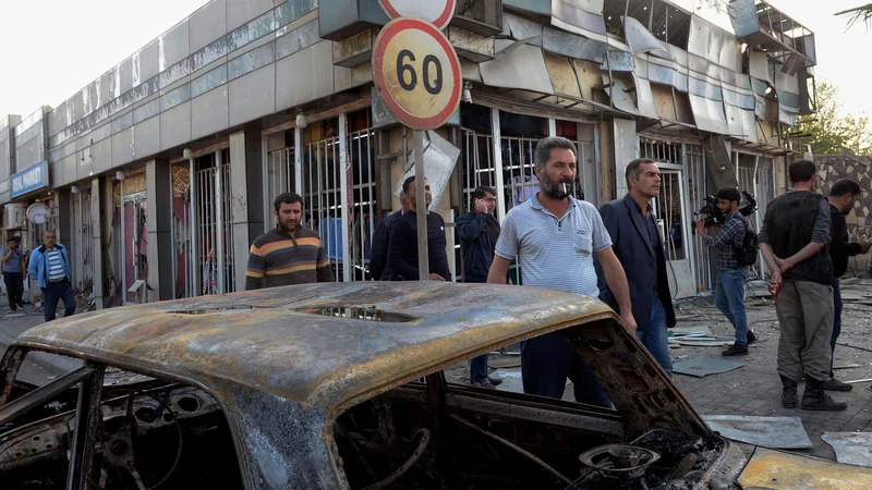 Fotografija: Od novega izbruha nasilja med Azerbajdžanom in Armenijo pred enim mesecem je umrlo več kot sto civilistov. FOTO: Tofik Babajev/AFP