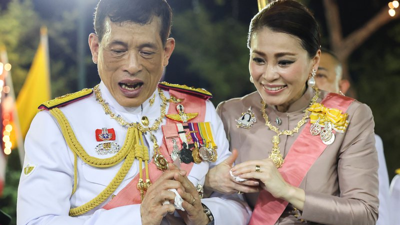 Fotografija: Tajski kralj Maha Vadžiralongkorn (na fotografiji s kraljico Sutido) večino časa preživi v Nemčiji, daleč od svojih ljudi, ki jim vlada s trdo roko. FOTO: Athit Perawongmetha/Reuters