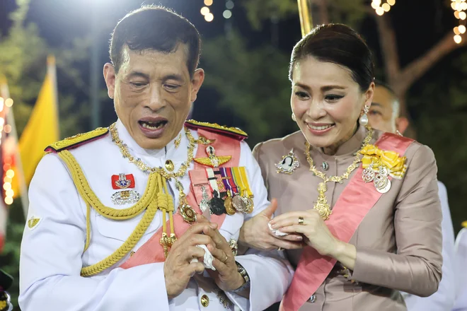 Tajski kralj Maha Vadžiralongkorn (na fotografiji s kraljico Sutido) večino časa preživi v Nemčiji, daleč od svojih ljudi, ki jim vlada s trdo roko. FOTO: Athit Perawongmetha/Reuters