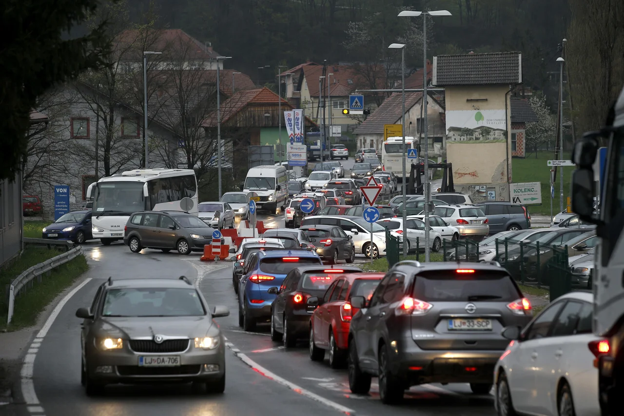 Fotografija: Ko pogledaš v avtomobile, vidiš ponavadi samo voznika. Najmanj štiri še razpoložljiva mesta so praviloma nezasedena. Foto Blaž Samec/Delo