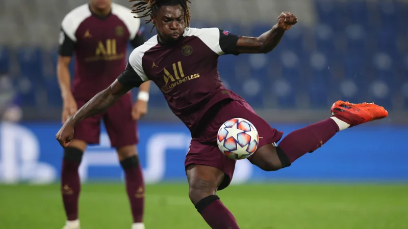 Fotografija: Moise Kean tudi v dresu Paris Saint-Germaina kaže izjemno lakoto po zadetkih. FOTO: Tolga Bozoglu/AFP