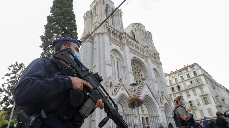 Fotografija: V Franciji so danes okrepili varnostne ukrepe po vsej državi in postavili dodatne policiste in vojake pred cerkve ter šole. Foto: Eric Gaillard/Reuters