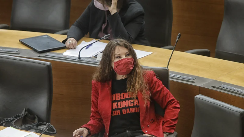 Fotografija: Predsednica odbora DZ za kulturo Violeta Tomić je ugotovila, da so odsotnost sporočili vsi člani koalicije, zato seja ni bila sklepčna. FOTO: Blaž Samec/Delo