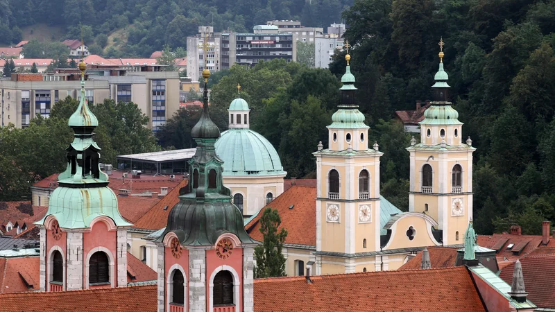 Fotografija: Slovenska Cerkev že trideset let izgublja stik z bazičnimi postavkami evangelija, prodala se je kapitalu, se na njem opekla, zdaj si s participacijo pri oblasti poskuša doseči položaj, ko ljudi finančno več ne bo potrebovala. FOTO: Blaz Samec/Delo