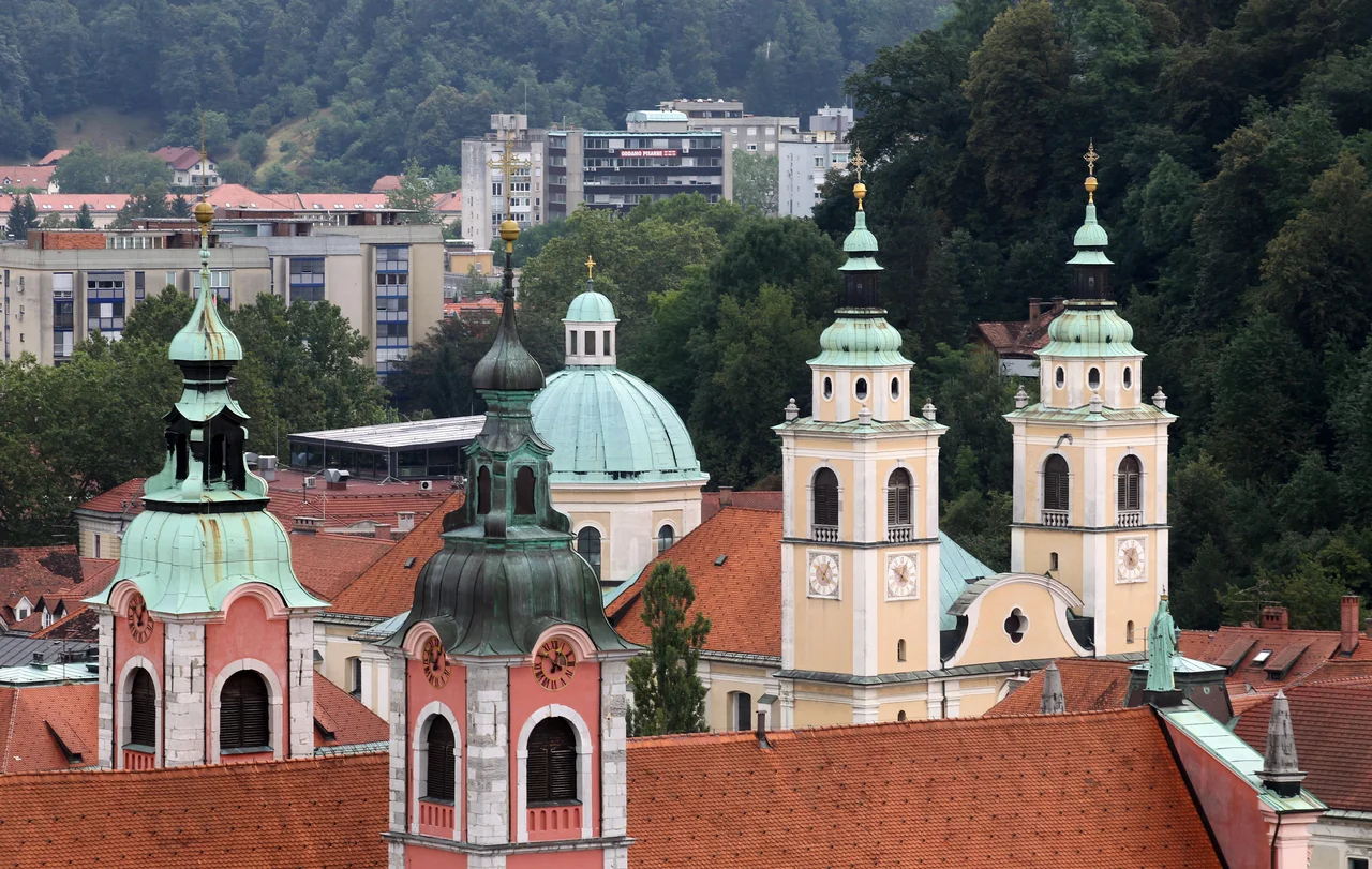 Fotografija: Slovenska Cerkev že trideset let izgublja stik z bazičnimi postavkami evangelija, prodala se je kapitalu, se na njem opekla, zdaj si s participacijo pri oblasti poskuša doseči položaj, ko ljudi finančno več ne bo potrebovala. FOTO: Blaz Samec/Delo