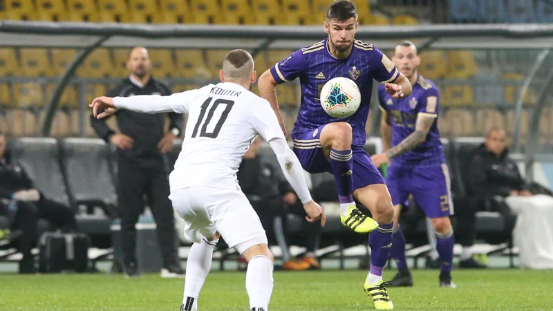 Fotografija: Nino Kouter (10) je Mariborčanom najprej zabil gol, nato pa se je s soigralci veselil zmage za 1. mesto po uvodni četrtini prvenstva. FOTO: Tadej Regent/Delo