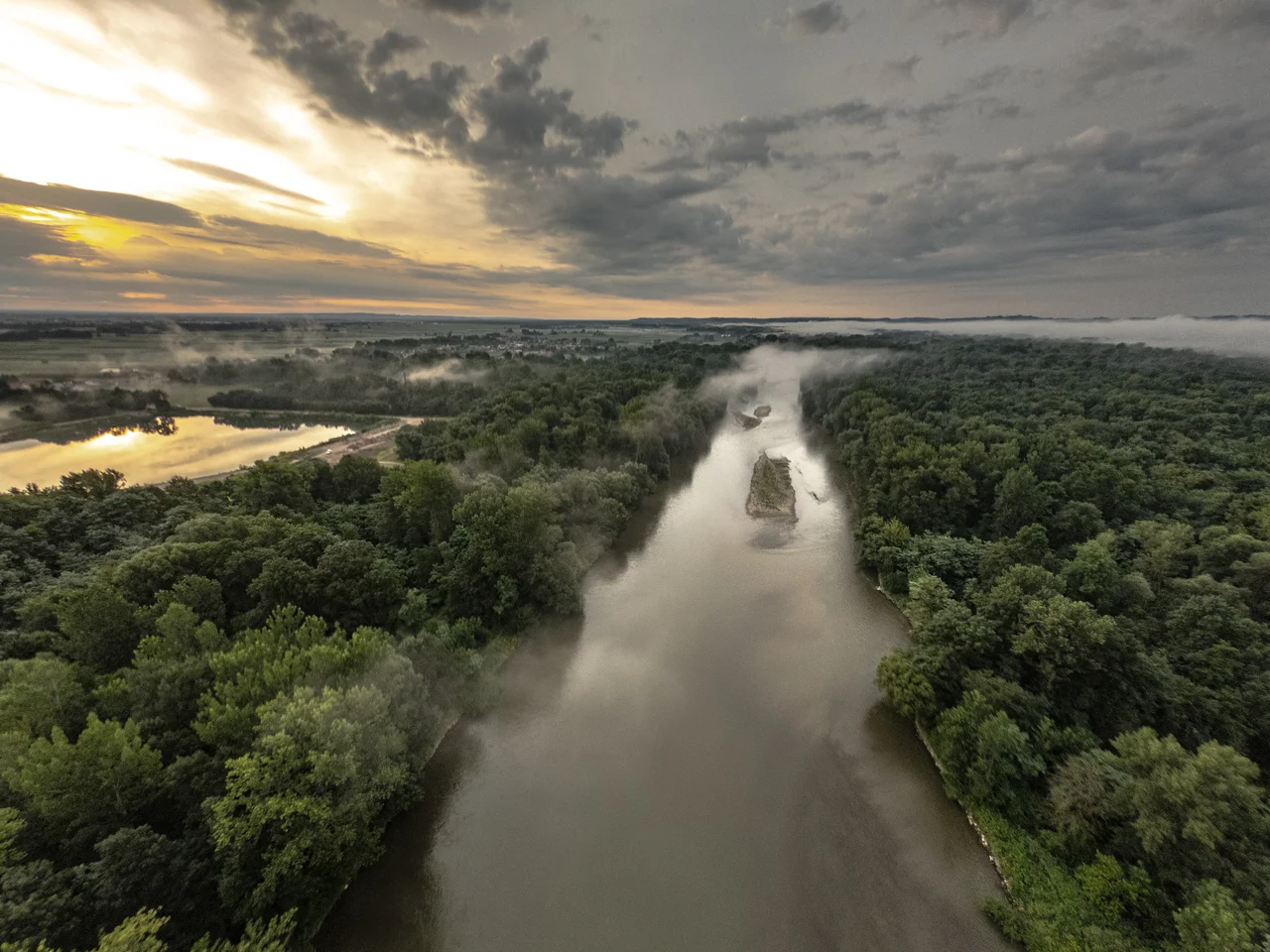 Fotografija: S hranili so najbolj obremenjena jezera in porečje Mure. FOTO: Mitja Ostrc